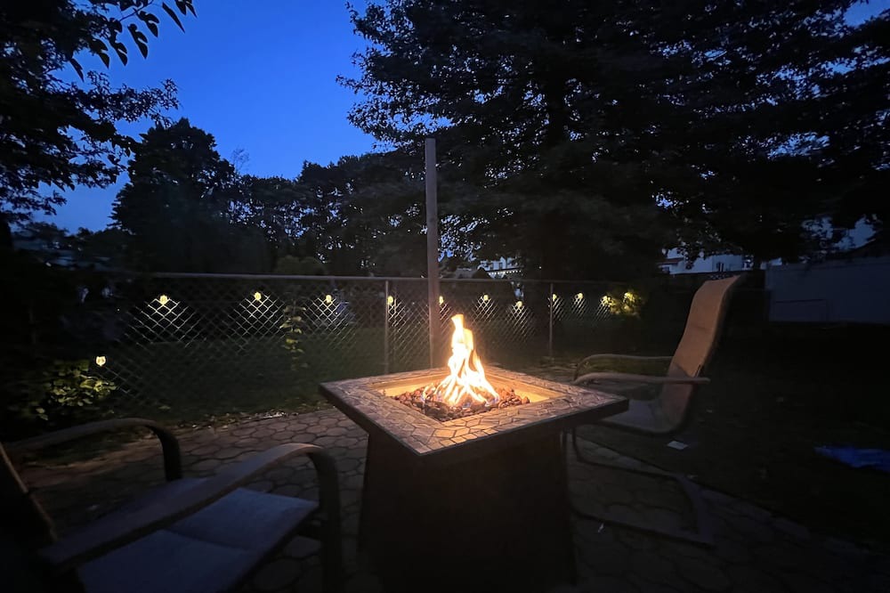 Ampere House | Luxurious king bed, three story house, fire pit, NYC train and shopping center