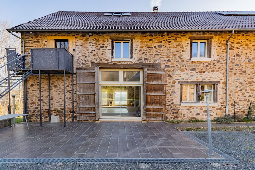 Savignac-Ledrier Apartment | Apartment 'Le Gîte De La Ferme Du Château' with Private Terrace, Shared Garden and Wi-Fi