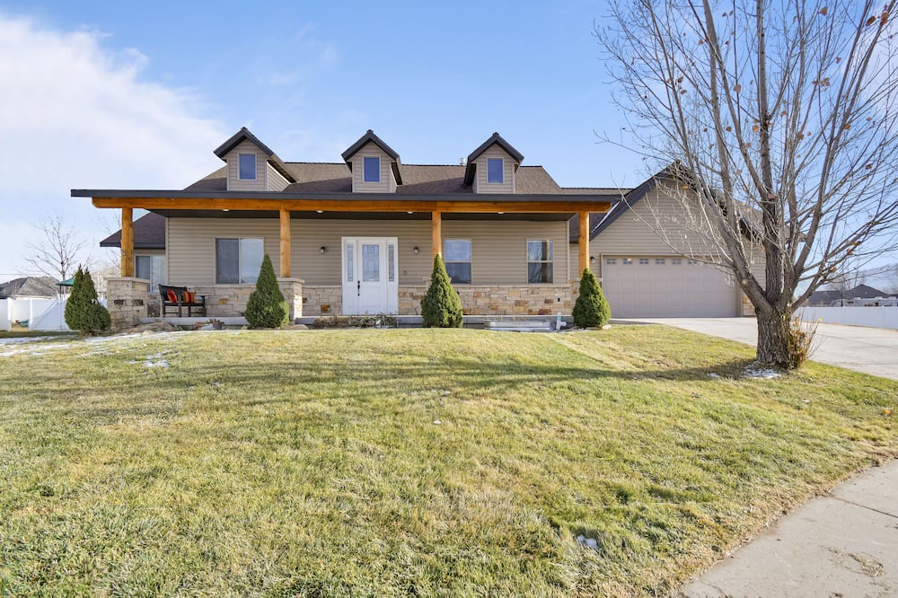 Heber House | MountainView AdventureHome | Hot Tub | 6br 4ba Sleeps 12 | ADA w/elevator & Pet Friendly | Lg Groups