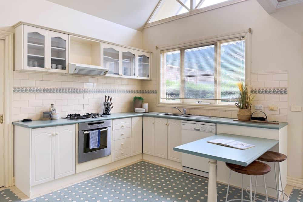 Knoxfield House | Victorian design house, 5-minute walk to lake, 3-minute drive to shopping mall.