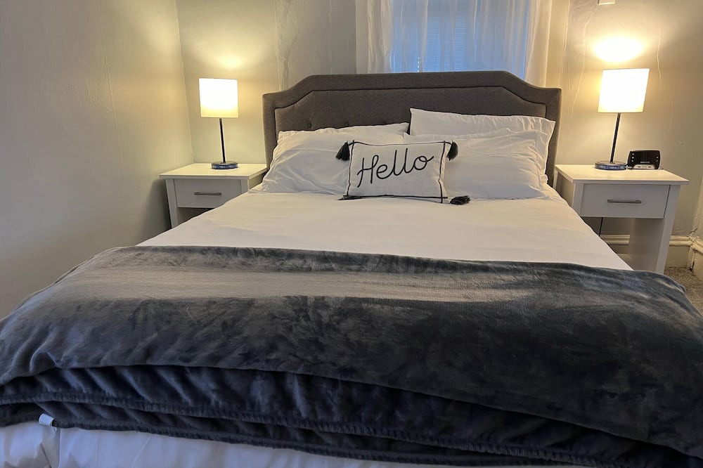 Macomb House | Daisy Petal Pet Friendly 3 Bedroom 1 Bathroom Single Level Close to Downtown
