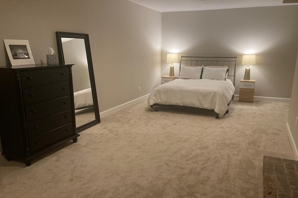 Rio Apartment | Spacious One Bedroom Apartment, Charlottesville! Beautiful & Convenient Location