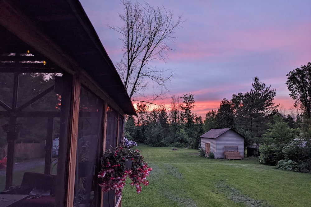 South Dundas House | Quiet home w/ hot tub. Close to Seaway, nature trails & beach. Pets ok, W/D