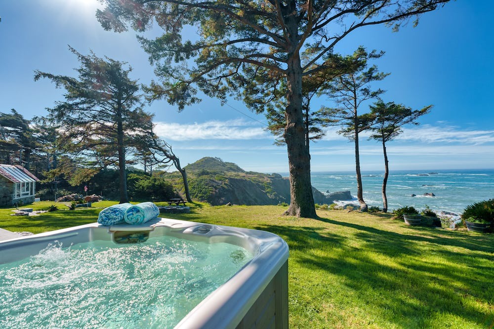 Gold Beach House | Pirate Cove Retreat - Epic Ocean Views, Beach Path