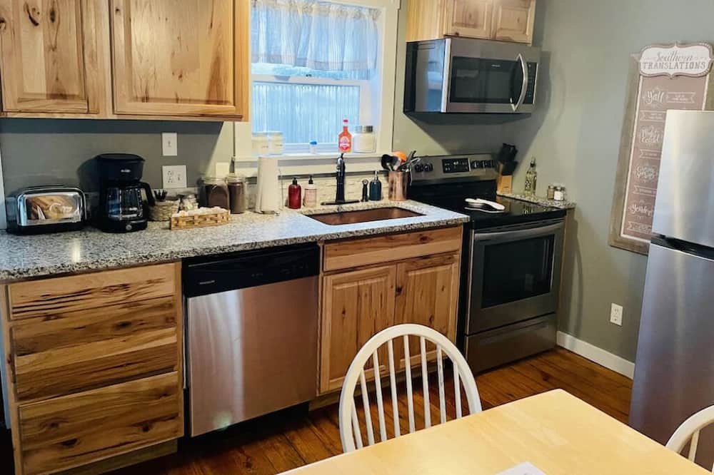 Maysville Cabin | Adorable Cabin, Steps from the Ohio River: Hot Tub, Fire Pit & Full Kitchen