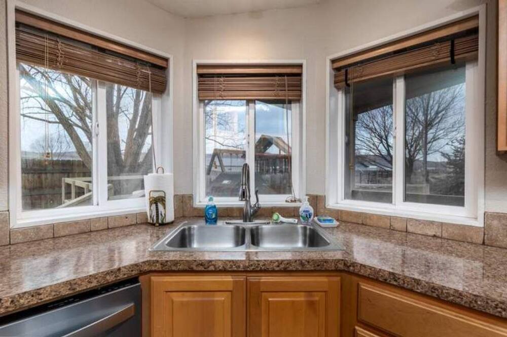 Benton City Cottage | Heart of Red Mountain in Wine Country!