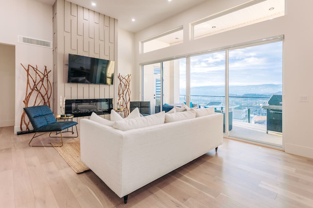Black Mountain House | Vineyard viewpoint: 4 bedroom 2 bathroom modern home with panoramic views!
