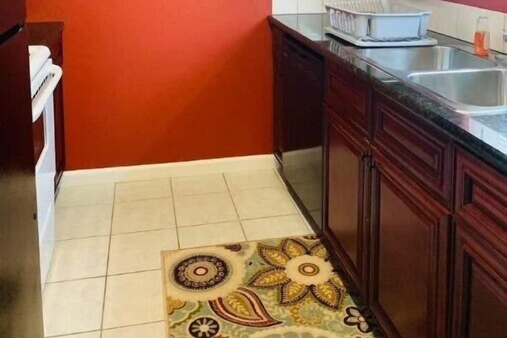 Baytown Condo | Sunshine Gated and Cozy Long Term Stay Discounts