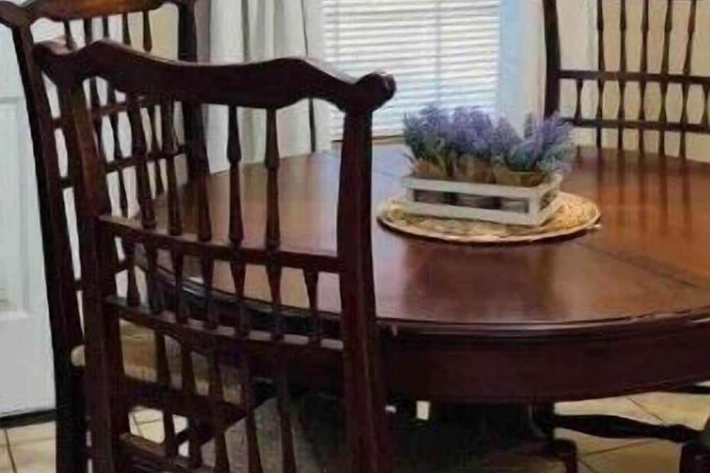 Barrett Condo | Gated Quiet Baytown Pasadena Long Term Discounts