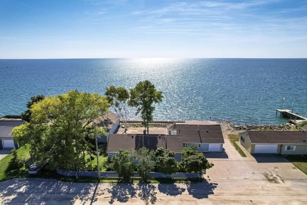 Harwich Cottage | Lake Erie Waterfront Cottage w/firepit, 5 min from erieau beach .