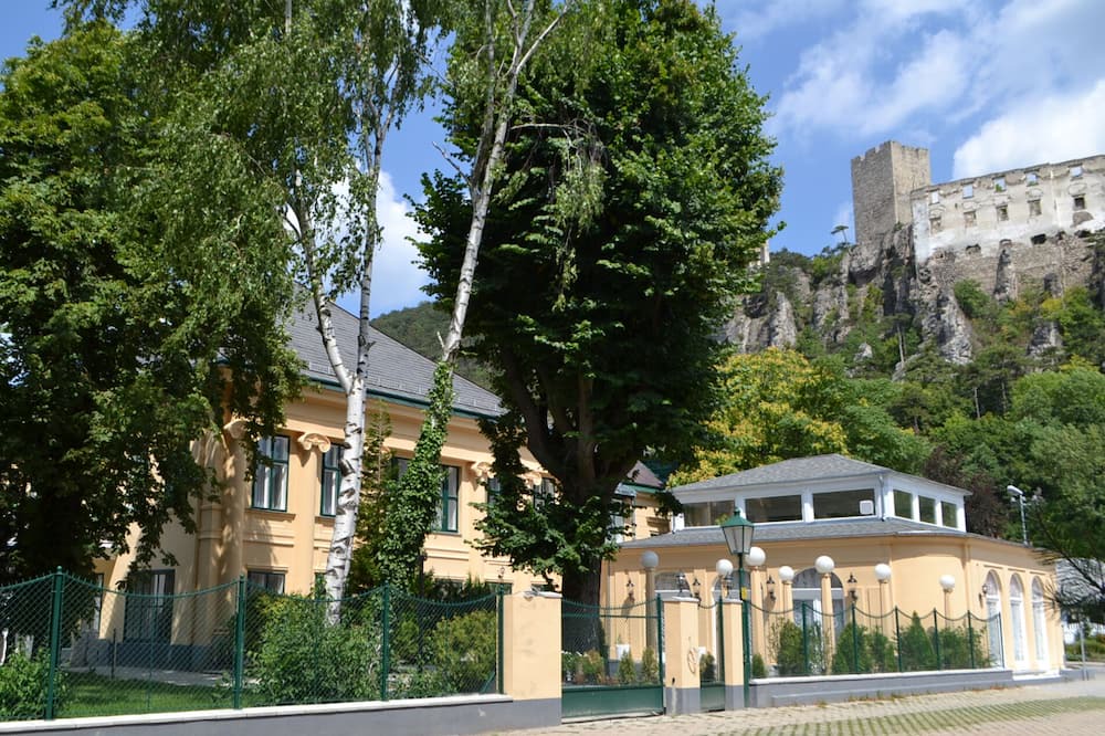 Baden Villa | Villa 'Wienerwald Residenz' with Private Pool, Wi-Fi and Air Conditioning