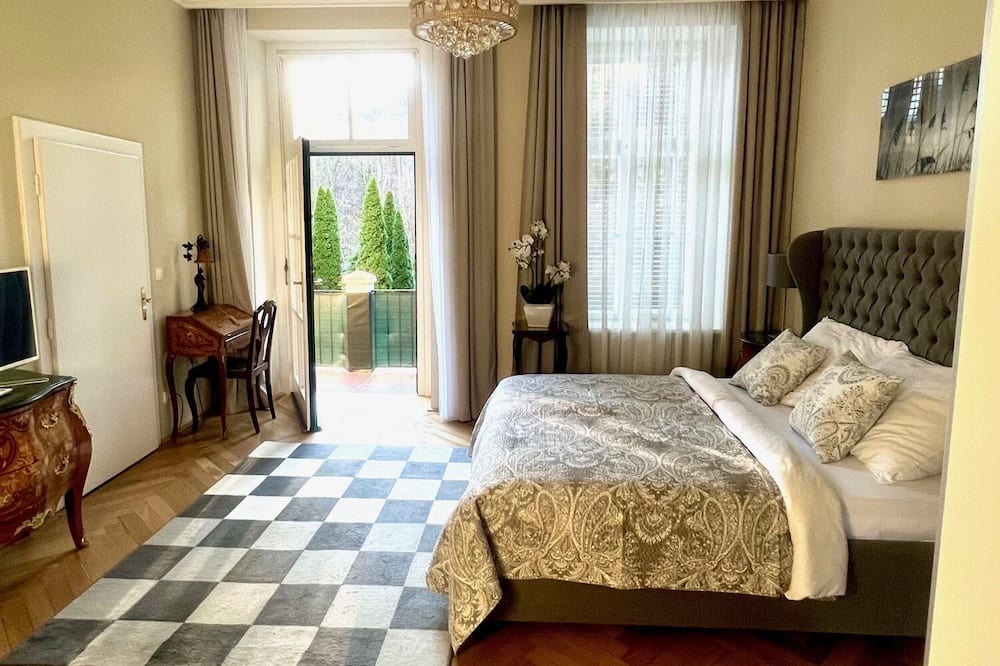 Baden Apartment | Holiday Apartment "Schickes Baden Bei Wien" with Shared Garden & Wi-Fi