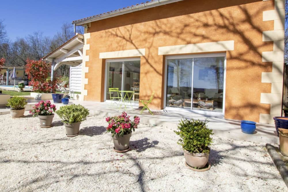 Pomport Cottage | Cottage 'La Villa Du Mas Des Chênes' with Private Pool, Private Terrace and Wi-Fi