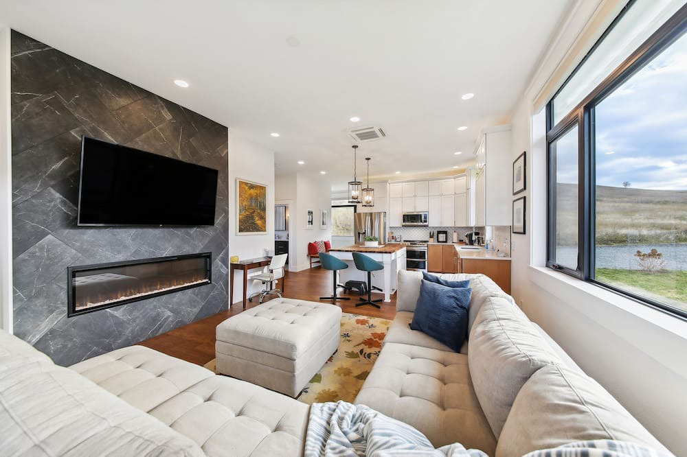 Eureka Cottage | Modern Eureka Getaway 1 Mi to Main St!