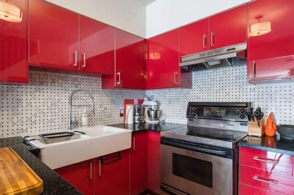 Burnaby House | Lovely 6 bed, 3 bath traditional style home