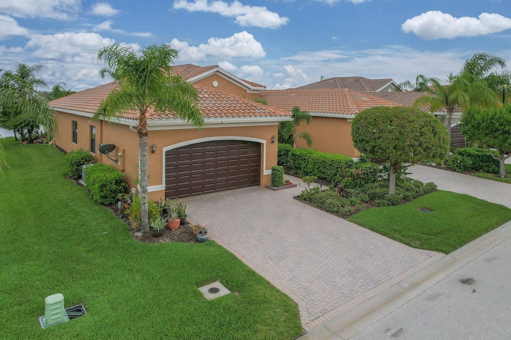 Arborwood Villa | Beautiful Villa 2 Bed 2 Bath and Den in the resort community of Marina Bay