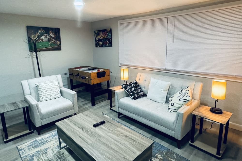 Muncie House | Cozy home with easy access to Ball State, IU Memorial, and all local attractions