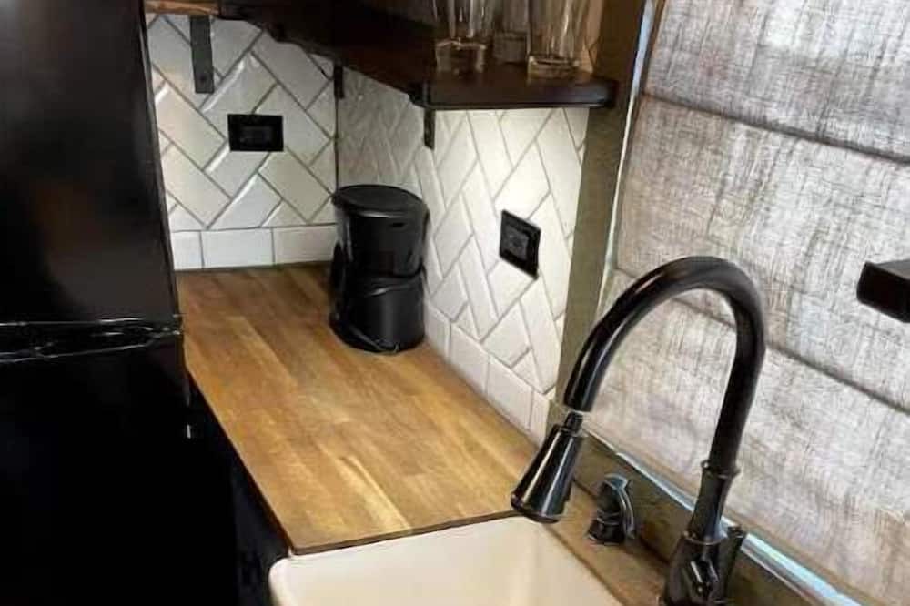 Lindon House | Cozy Tiny House at Lindon Marina