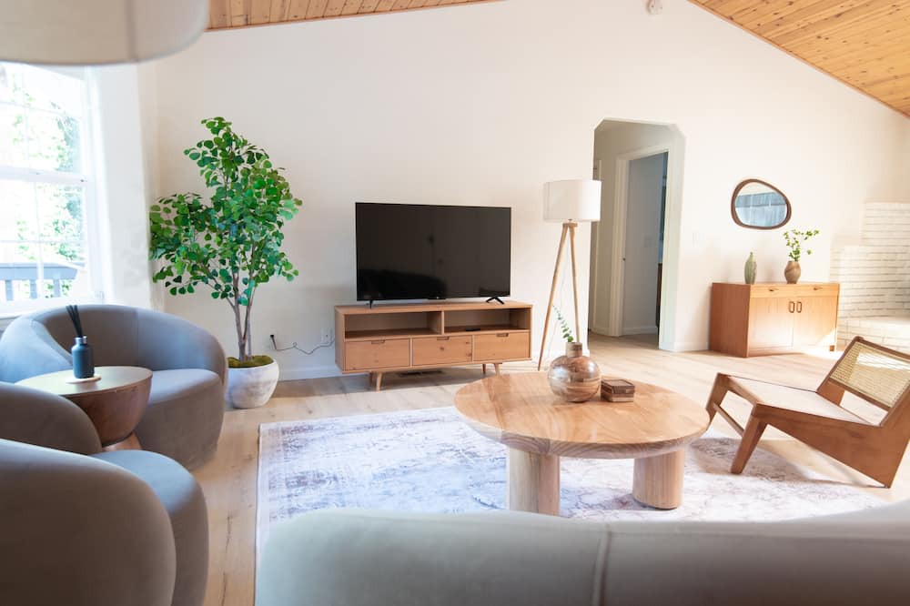 Pollock Pines House | Scenic Mountain Retreat - Hot Tub, Wineries, Lakes