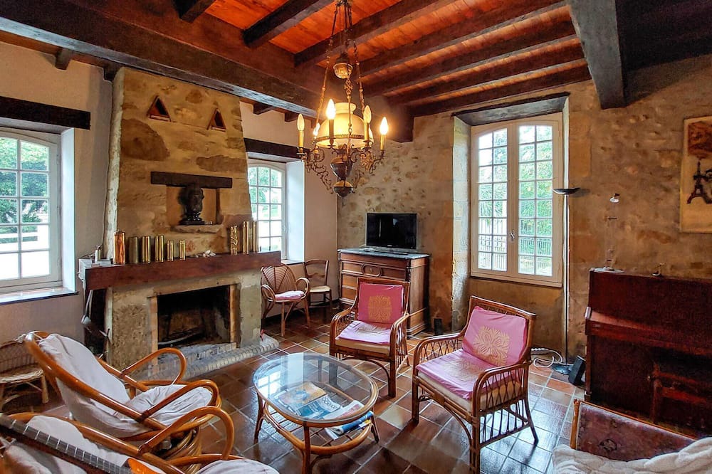 Conchez-de-Bearn House | Enjoy a relaxing break close to nature in this inviting vacation home.