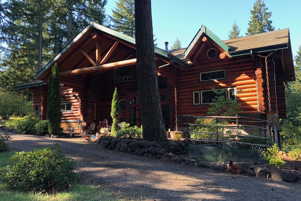 Eugene House | Spectacular log lodge on 5 acres of parkland 10 minutes from Eugene town