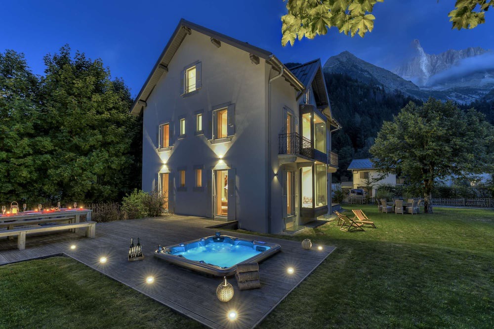 Les Tines Ski Chalet | Stunning family chalet with jacuzzi close to ski lifts