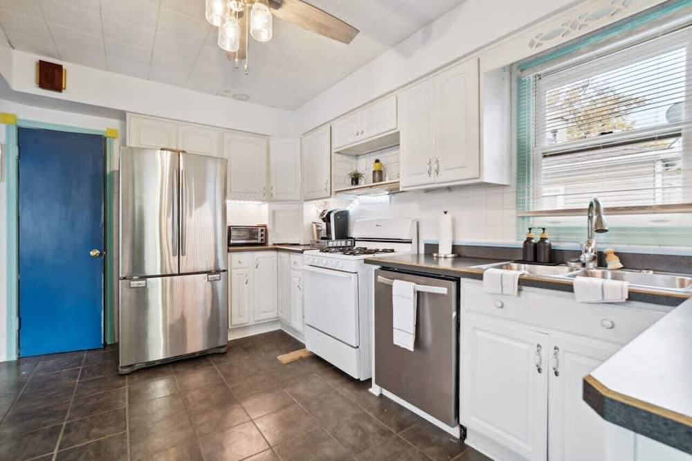 Mayfield Heights House | Charming Colorful Cottage