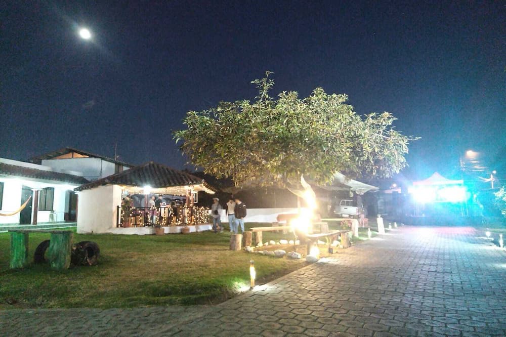 Yaruqui Hotel | roberto sangucho