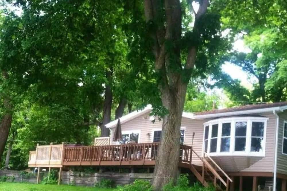 Colton Cottage | Waterfront 3 Bedroom Cottage - Free Kayaks, Canoes, Boats, Bikes, and Hot Tub!