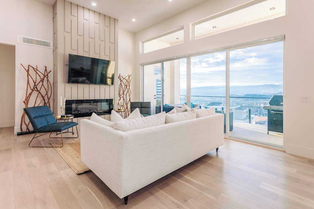 Central Okanagan House | Play&Stay: Mountain & Lake Views/Theatre+Spacious