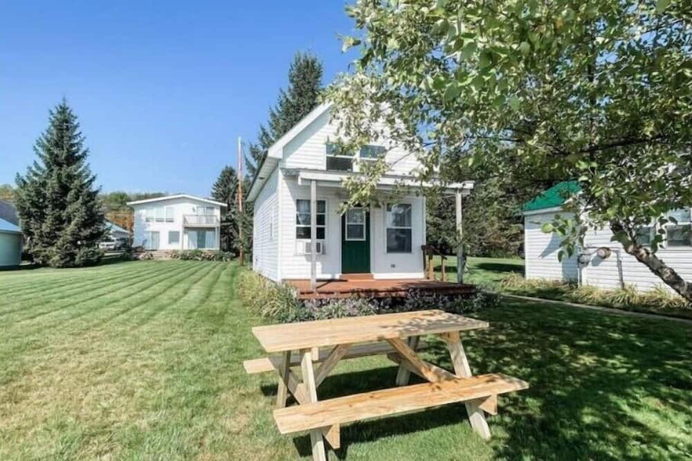 Chassell Cottage | Cozy Lakeside Cottage #2 Near Houghton