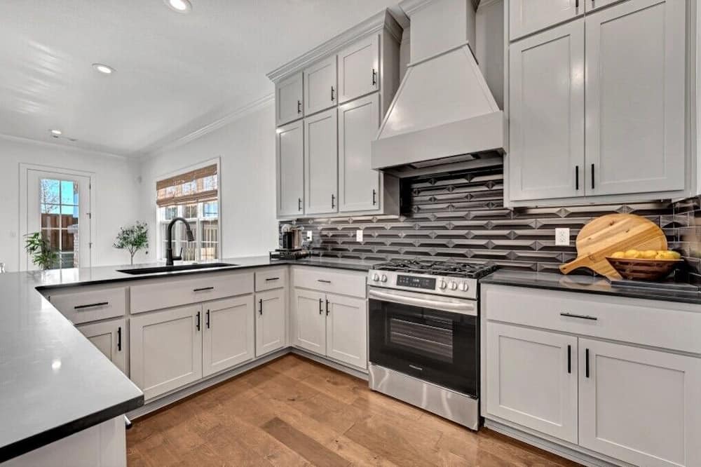 Bentonville House | New Furnished Home 4BR 2B Lg K, close to Corp and Region offices.