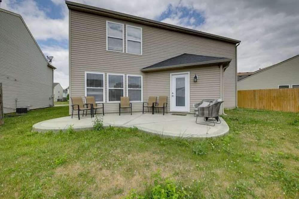 Camby Apartment | 4 Bedroom 721429 by Houzlet