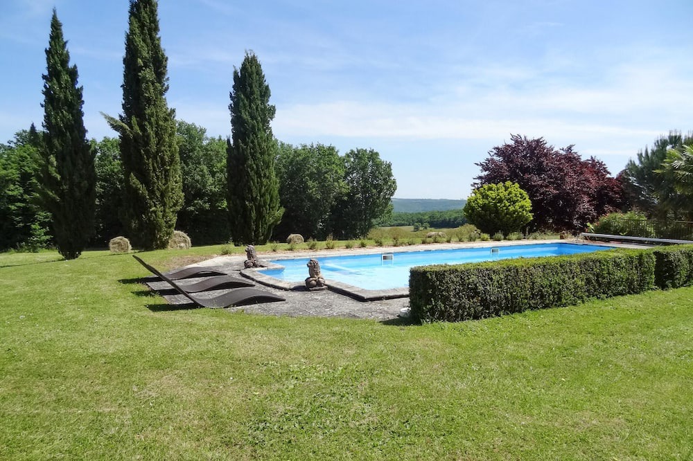 Saint-Amand-de-Coly House | Homerez - House for 10 ppl. with swimming-pool and garden at Saint-Amand-de-Coly