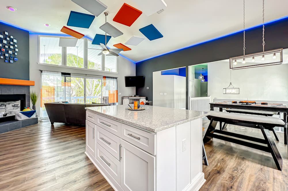 Ozona House | Amenity Paradise! Theater, Game-room, Mini Golf, Outdoor Bowling & Hot Tub!
