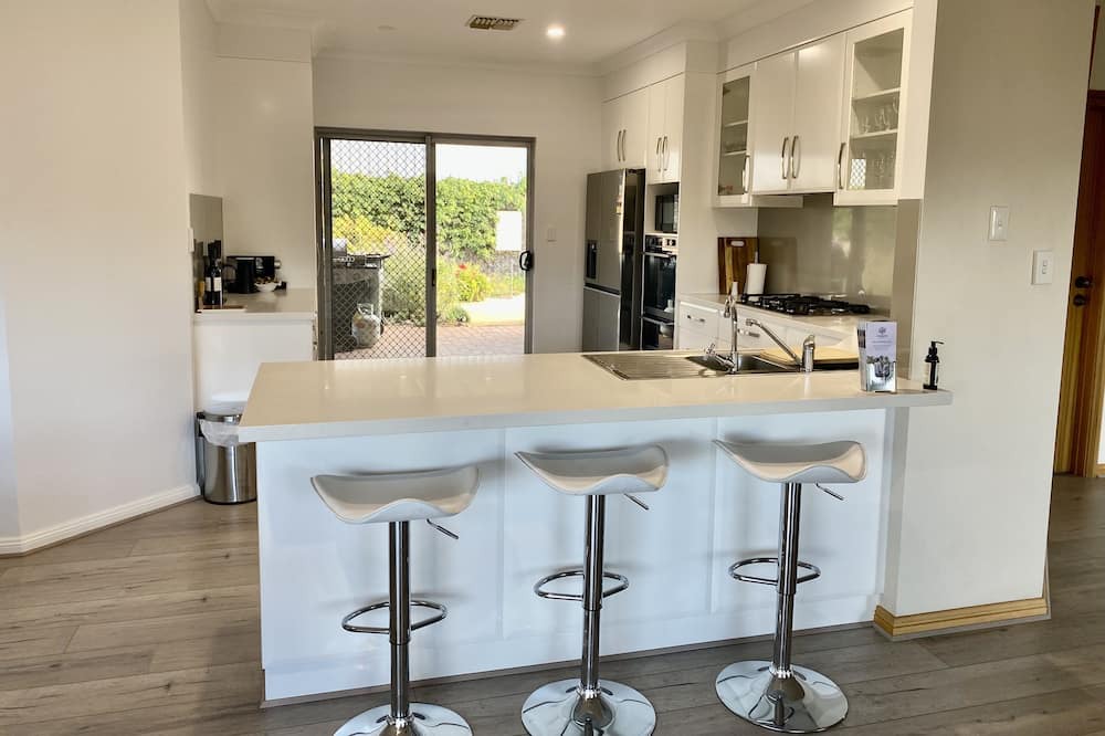Overland Corner House | 3 bedroom house with River views