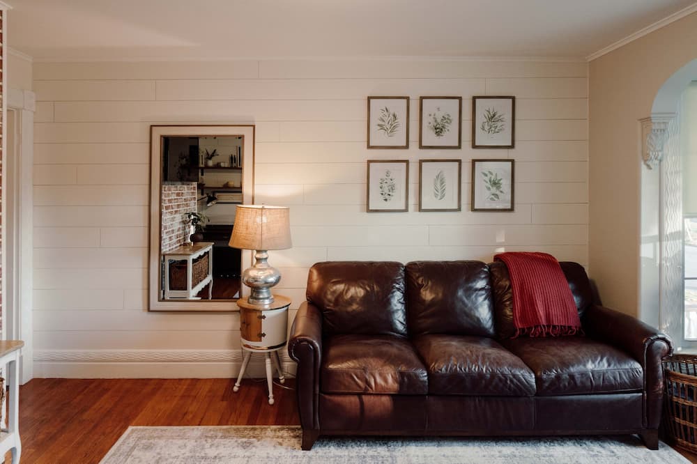 Greenfield Apartment | Cozy Farmhouse Apartment