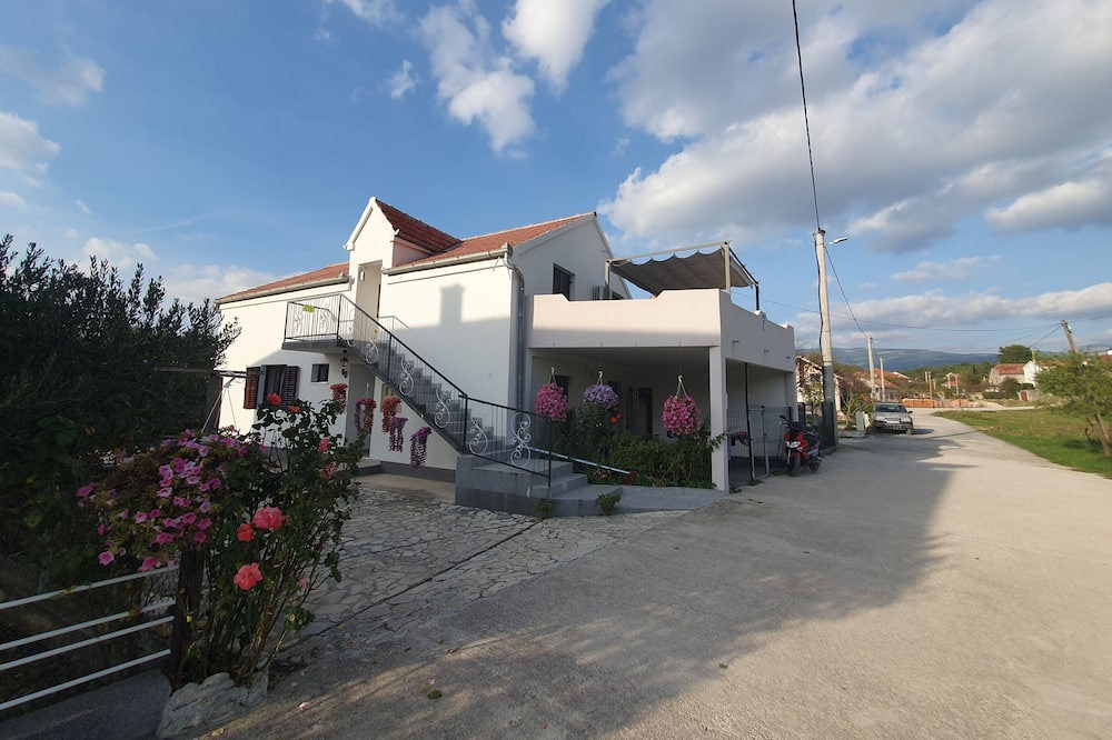 Cove Parja Apartment | Two bedroom apartment with terrace Knin, Zagora (A-21851-a)