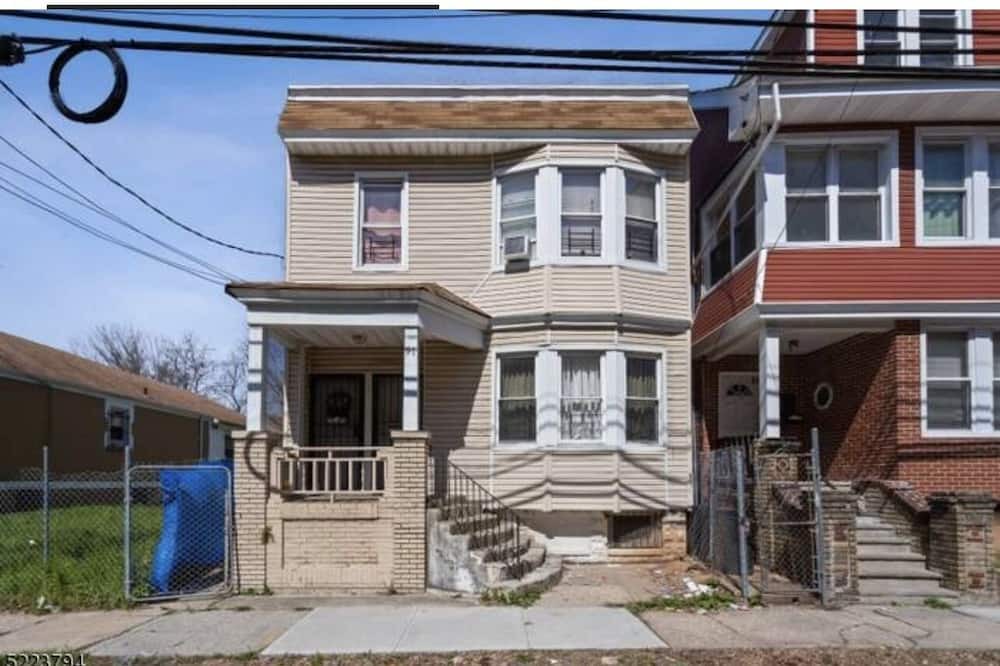 Weequahic House | Private Room in Newark2