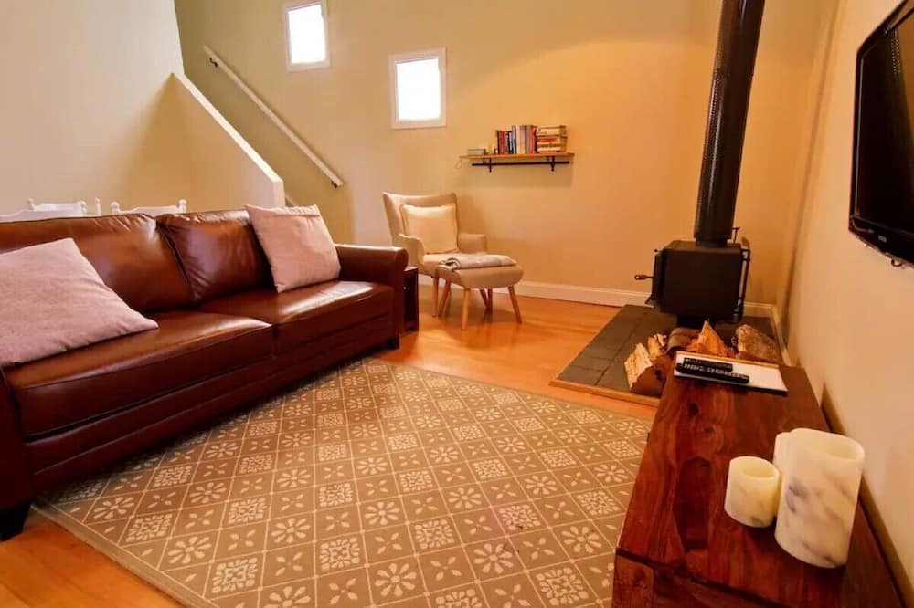 North Lilydale House | Tumbledown Barnhouse.