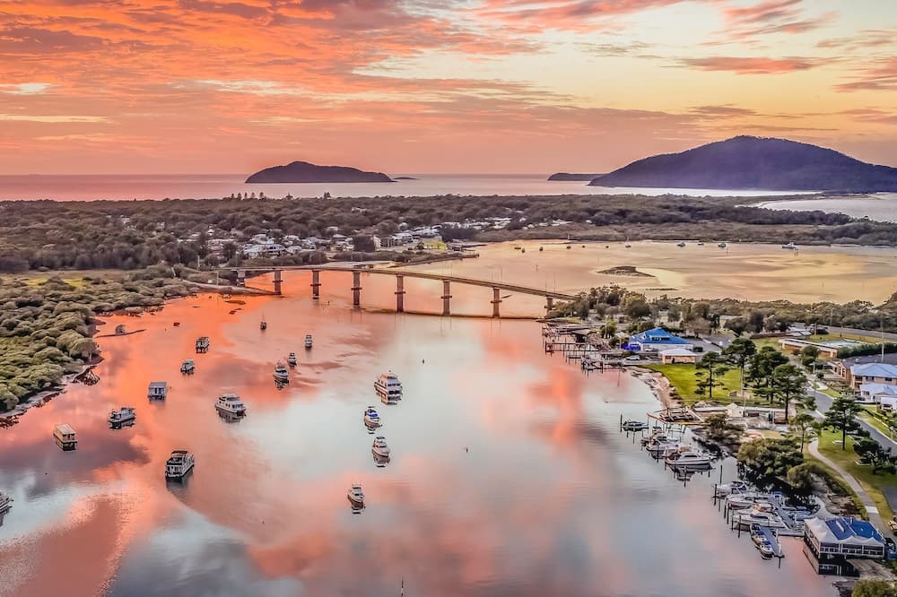 Hawks Nest House | Summer Bay Sunsets - Pet Friendly