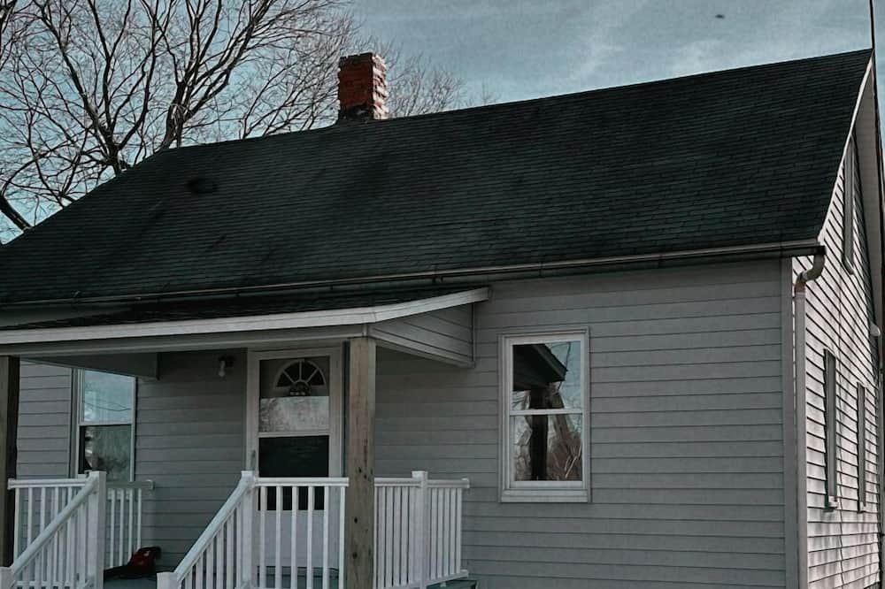 Nashville House | Little Grace is a comfy space to call home right outside of town.
