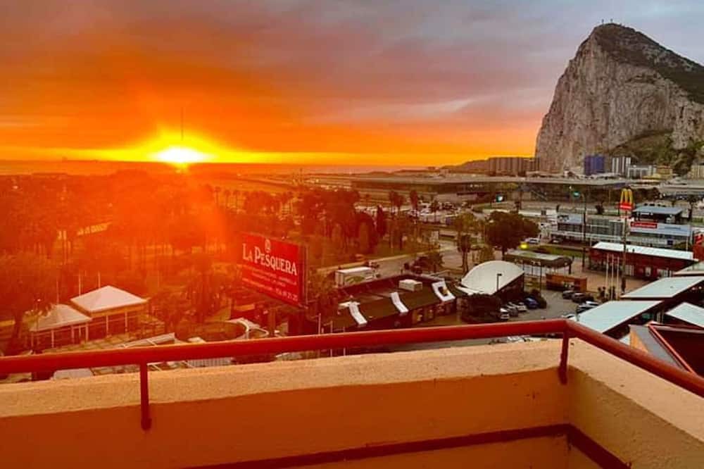 La Linea de la Concepcion Apartment | Homerez - Appartement 500 m away from the beach for 5 ppl. with sea view