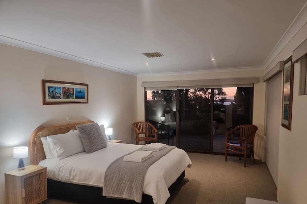Leschenault House | Three Waters Australind 4 Bedroom Water Views with Pool