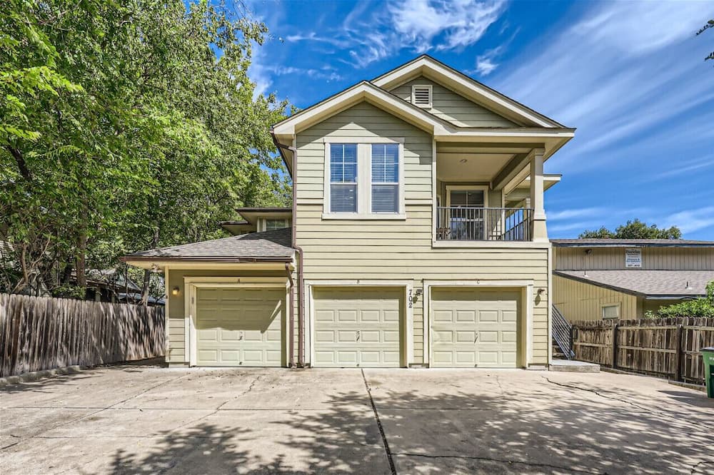 North Loop House | New Listing! 3/2 Centrally located Close to DT!