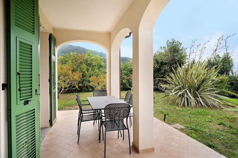 Vallebona Apartment | Apartment 'Vallebona' with Private Terrace and Wi-Fi