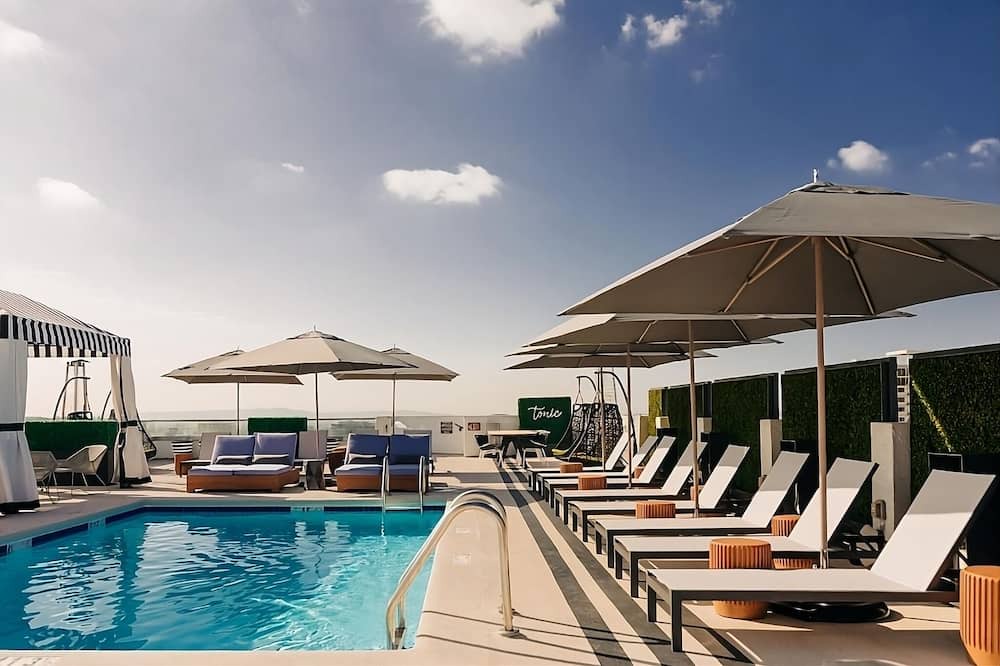 Norma Triangle House | Classic Reunion at the Rooftop Poolside Bar, Close to Metro Stations Hollywood