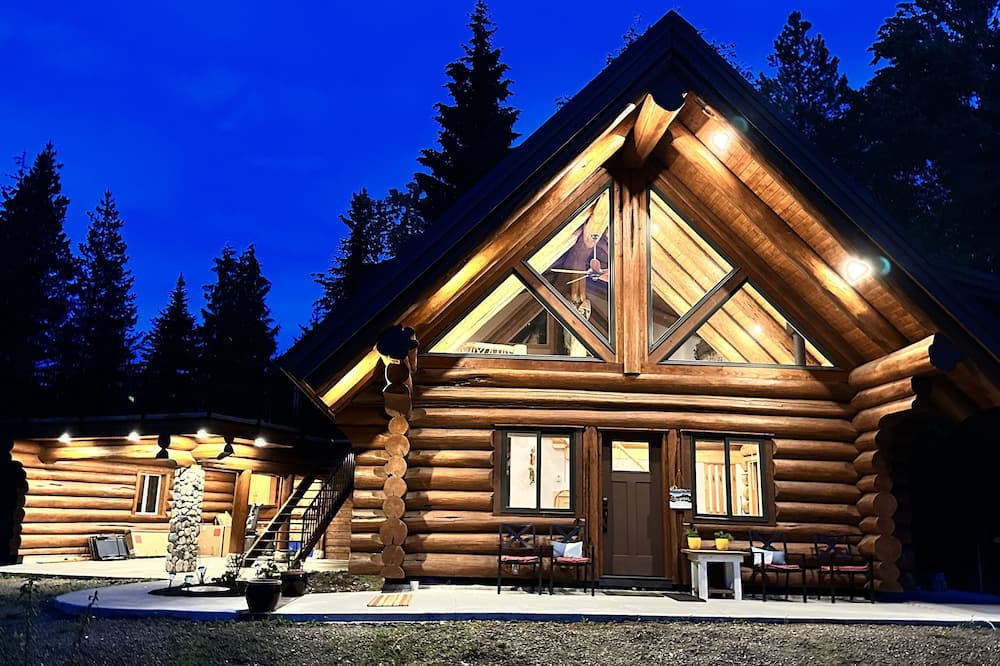 Kootenay Boundary Cabin | Peaceful Log Cabin – Quick Ride to Red Mt. Trails