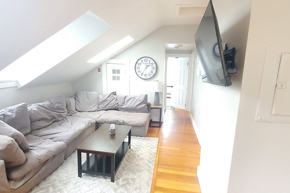 Fifth Ward Apartment | Coastal 2 bed with a view