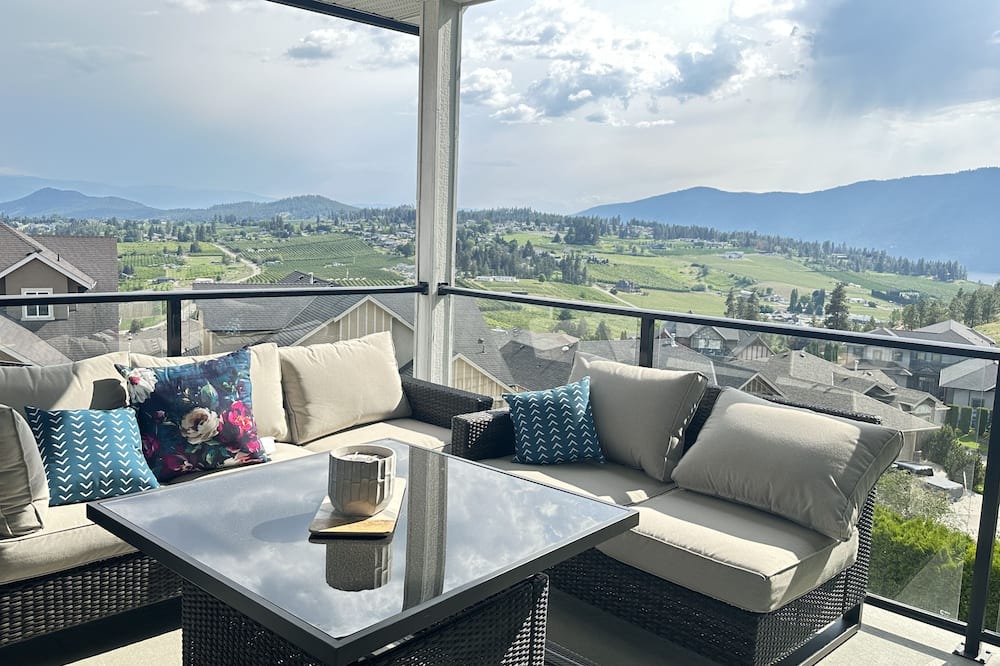 Central Okanagan House | Lakes, outdoor adventure, winery, shops, beaches, surrounded by natural beauty